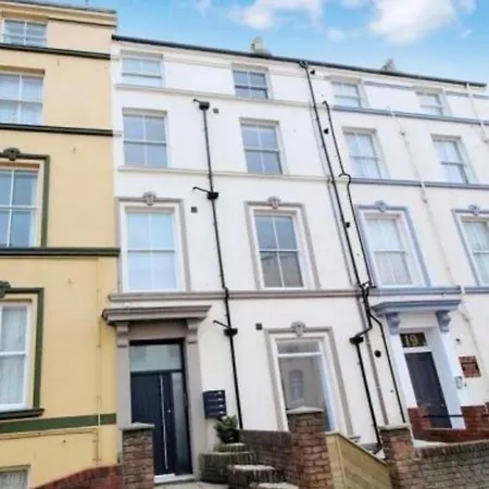 Seabourne Beautiful 4th Floor Penthouse With Amazing Coastal & Lighthouse View Scarborough
