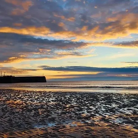 Seabourne Beautiful 4th Floor Penthouse With Amazing Coastal & Lighthouse View Apartment Scarborough